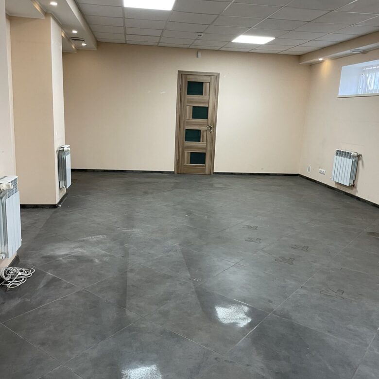 Будівля діючого магазину в центрі районного центру, 50 кв.м