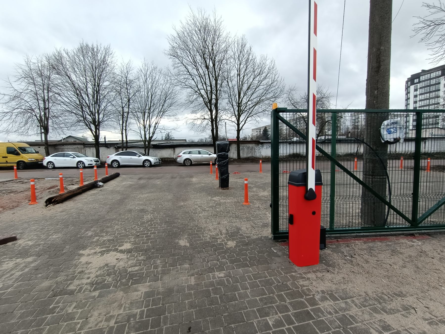 Автоплощадка (парковочное пространство) – 1 200 m² + офис 15-45 m² Автомайданчик (паркувальний простір) - 1 200 m² + офіс 15-45 m²