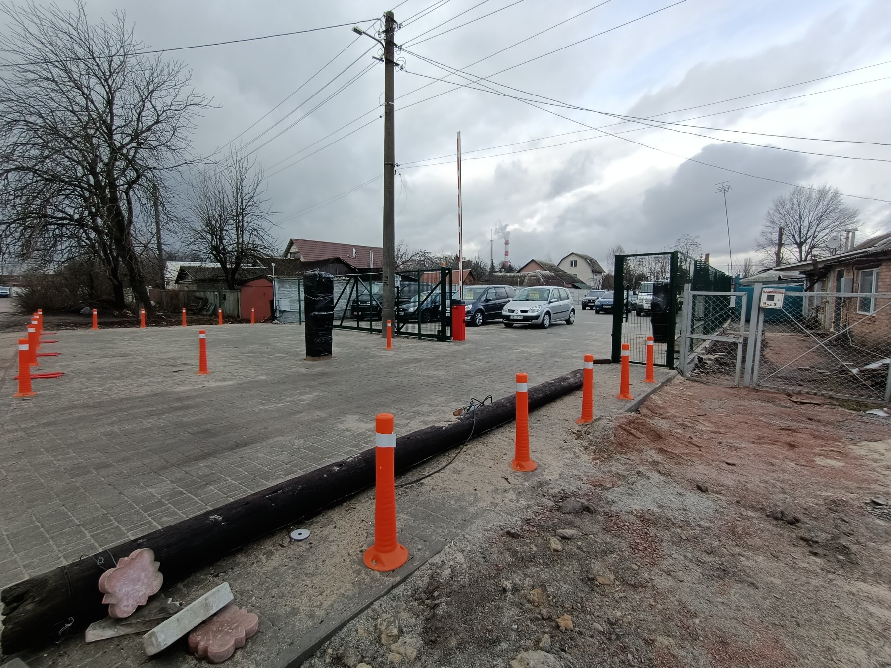 Автоплощадка (парковочное пространство) – 1 200 m² + офис 15-45 m² Автомайданчик (паркувальний простір) - 1 200 m² + офіс 15-45 m²