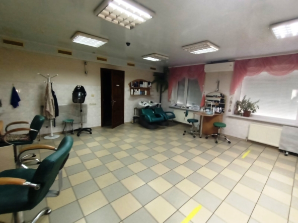 Rent a beauty salon in the central part of the city on Vostochnaya street, 120 m²