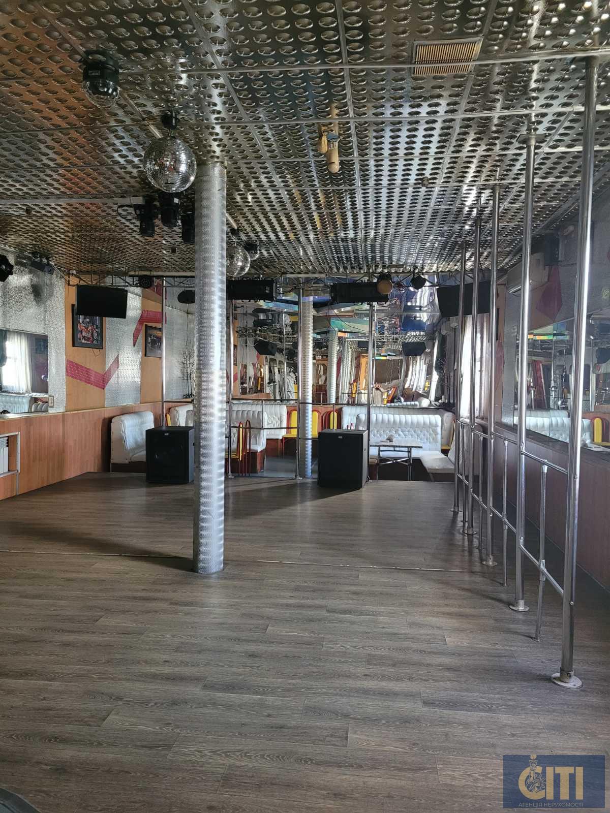 Сдается в аренду ночной клуб, расположенный в самом центре города Житомир. Здається в оренду нічний клуб, розташований у самому центрі міста Житомир.