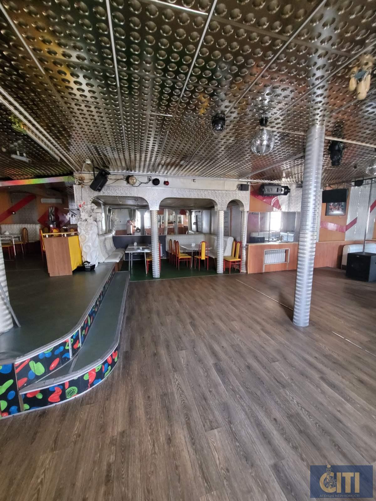 Сдается в аренду ночной клуб, расположенный в самом центре города Житомир. Здається в оренду нічний клуб, розташований у самому центрі міста Житомир.