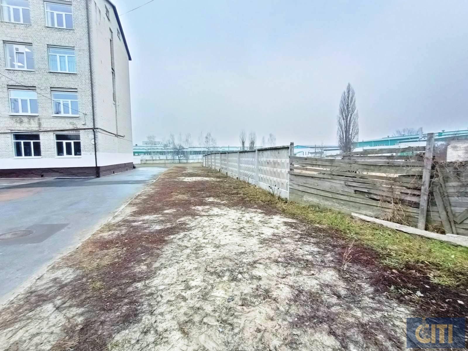 Административное здание с незавершенным строительством на участке 29 сот. Адміністративна будівля з незавершеним будівництвом на ділянці 29 сот.