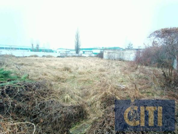 Administrative building with unfinished construction on a plot of 29 hectares.