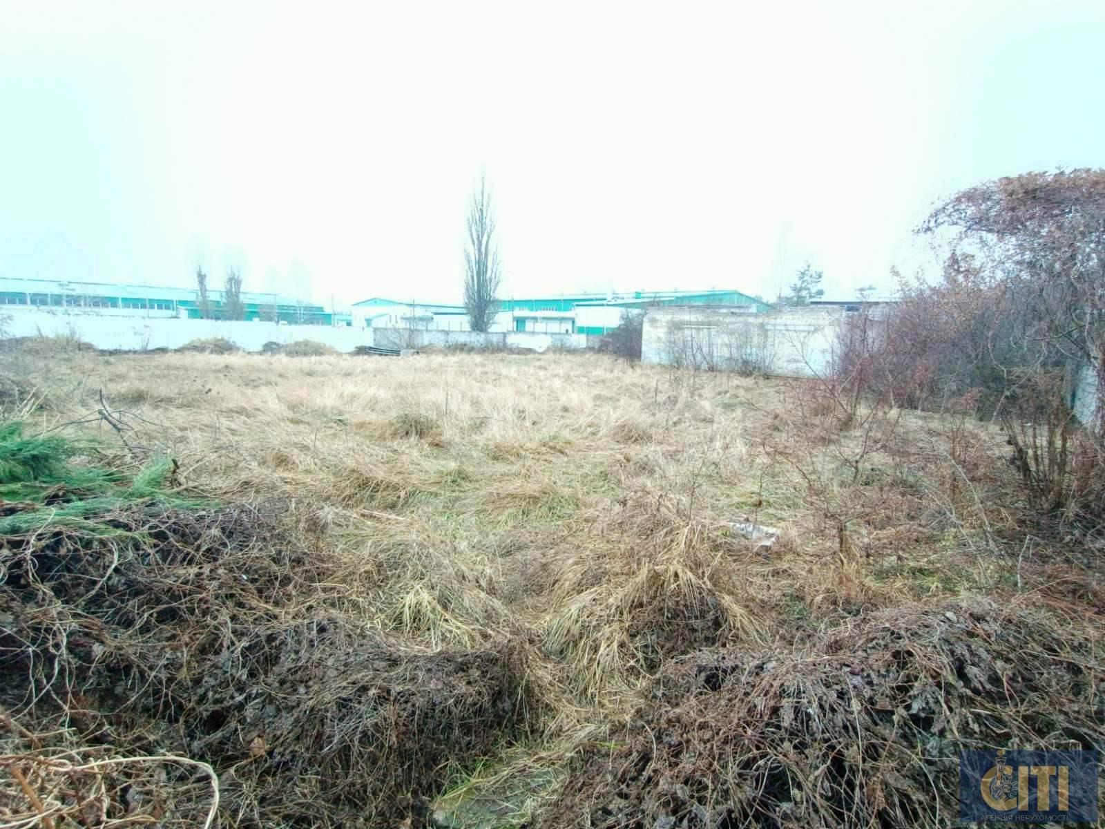 Administrative building with unfinished construction on a plot of 29 hectares.