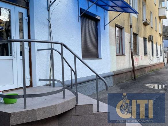 Здається фасадне приміщення в оренду по вул. Театральна, 36 м².