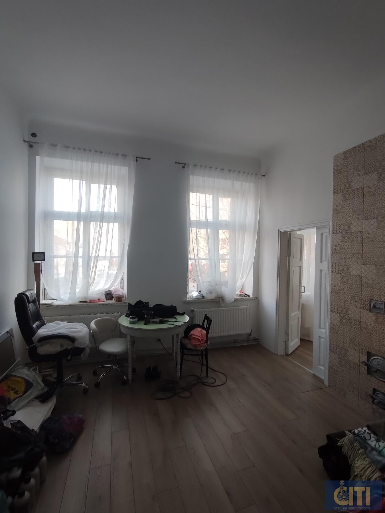 Сдается в аренду помещение площадью 81 м² в центре города, второй этаж Здається в оренду приміщення площею 81 м² в центрі міста, другий поверх