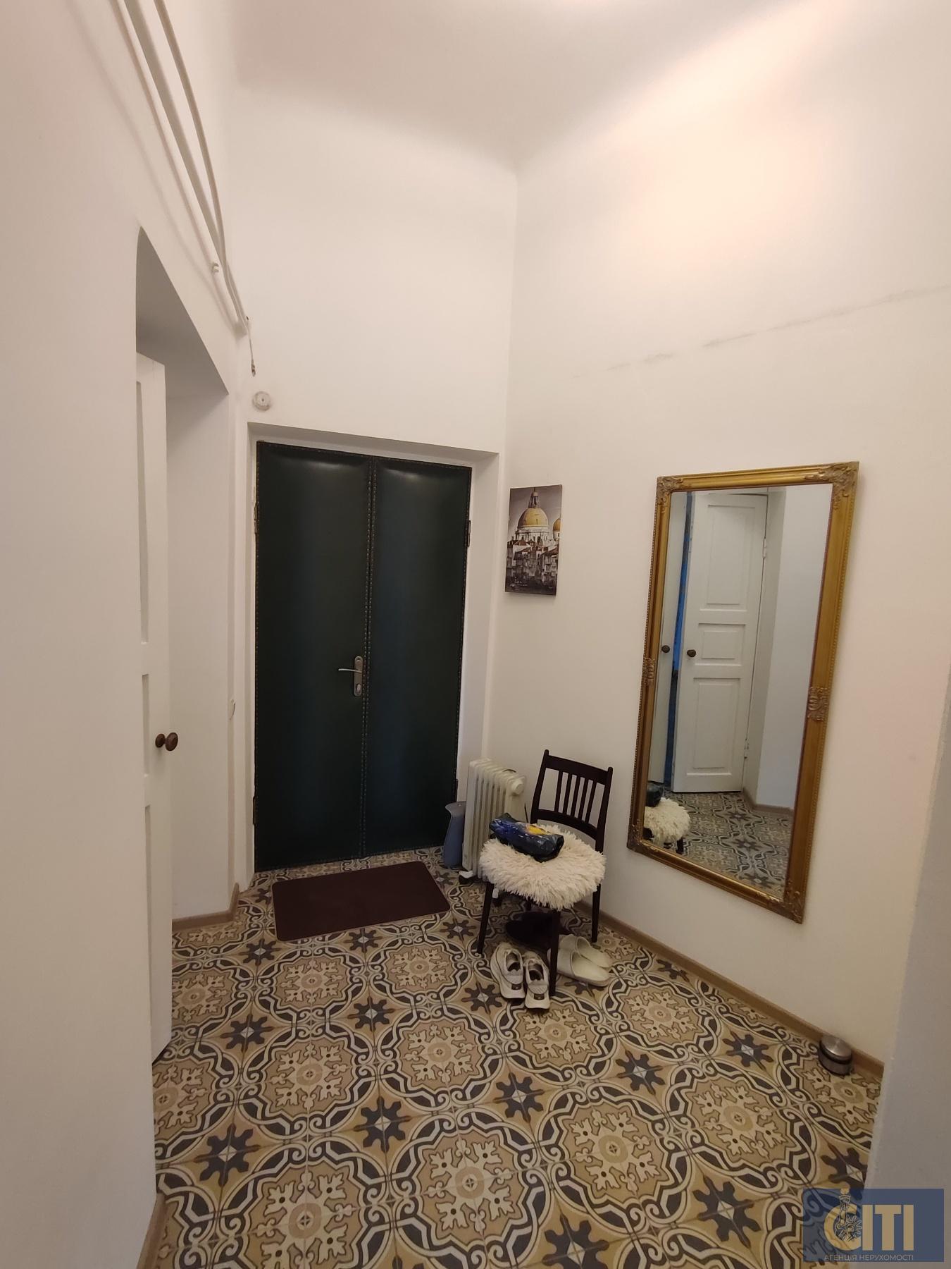 Сдается в аренду помещение площадью 81 м² в центре города, второй этаж Здається в оренду приміщення площею 81 м² в центрі міста, другий поверх