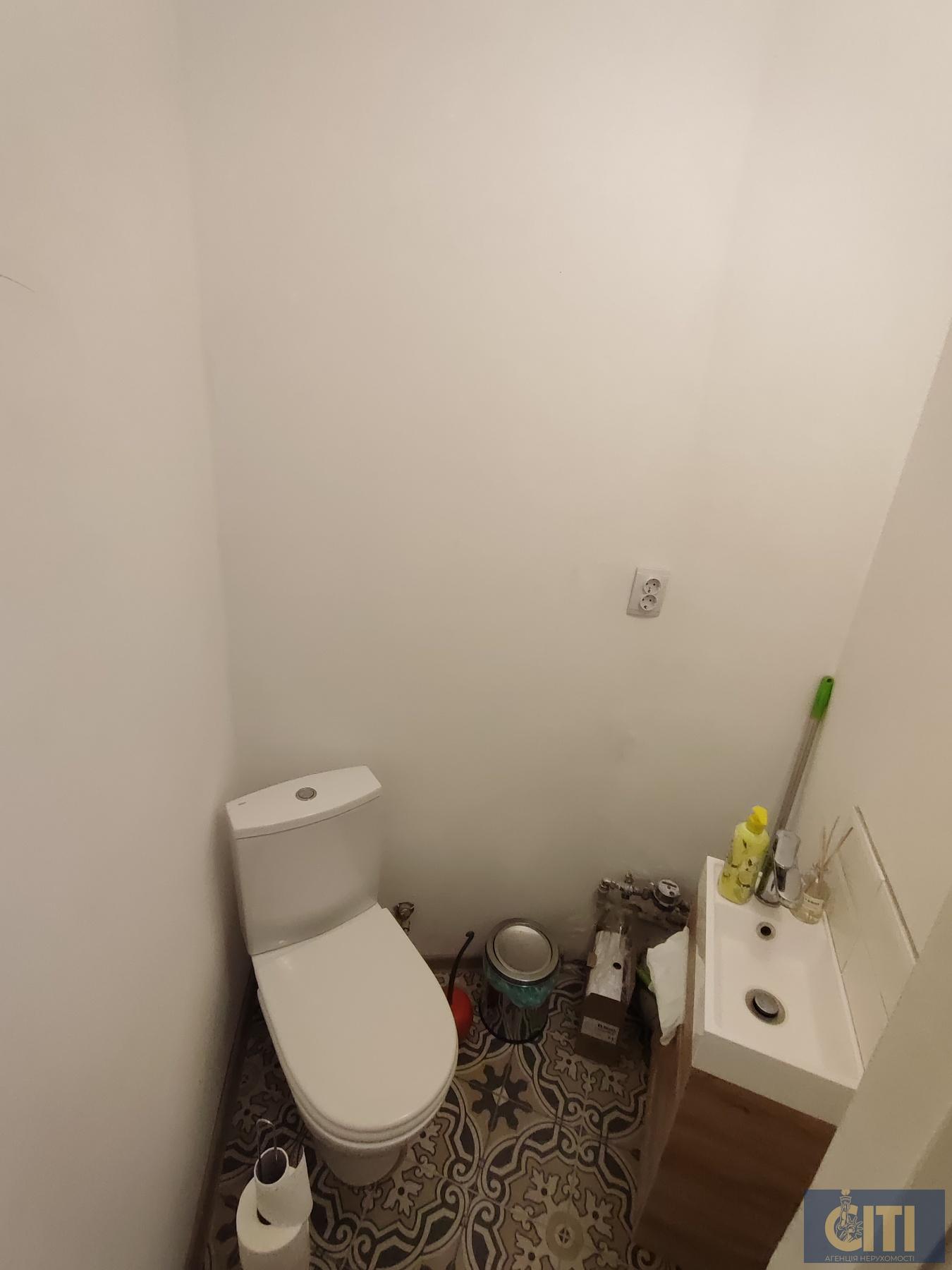 Сдается в аренду помещение площадью 81 м² в центре города, второй этаж Здається в оренду приміщення площею 81 м² в центрі міста, другий поверх