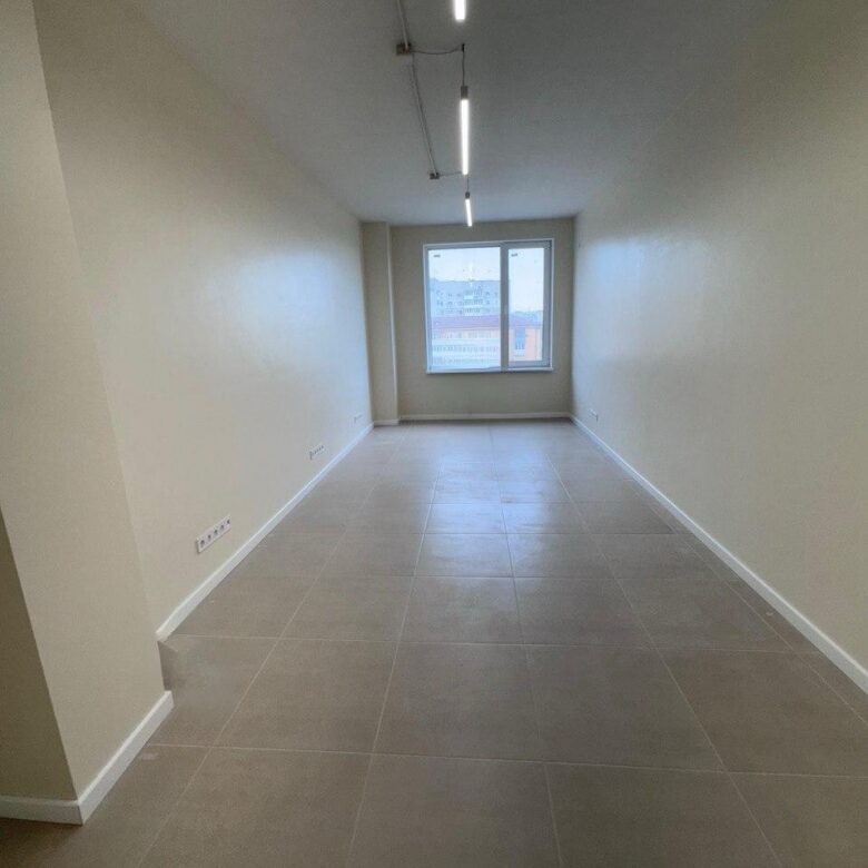 Комерційне приміщення в сучасному бізнес-центрі по вул. Київська, 62 м², на 5-му поверсі.