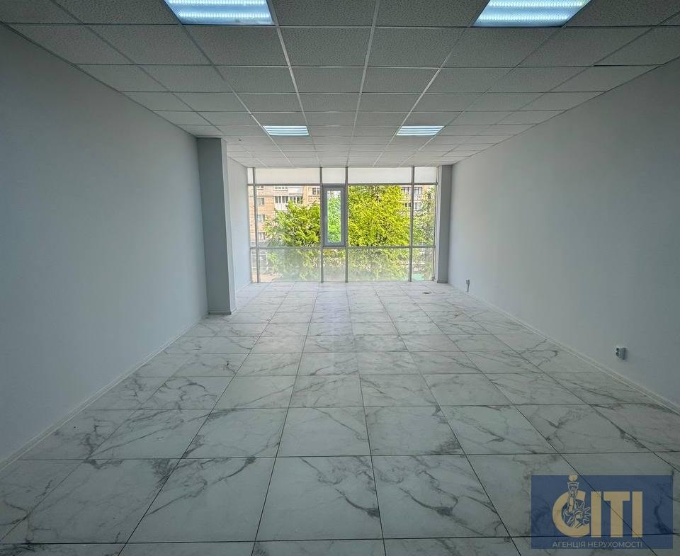 Space in the business center on ul. Peremogi, 25 m², on the 2nd floor.