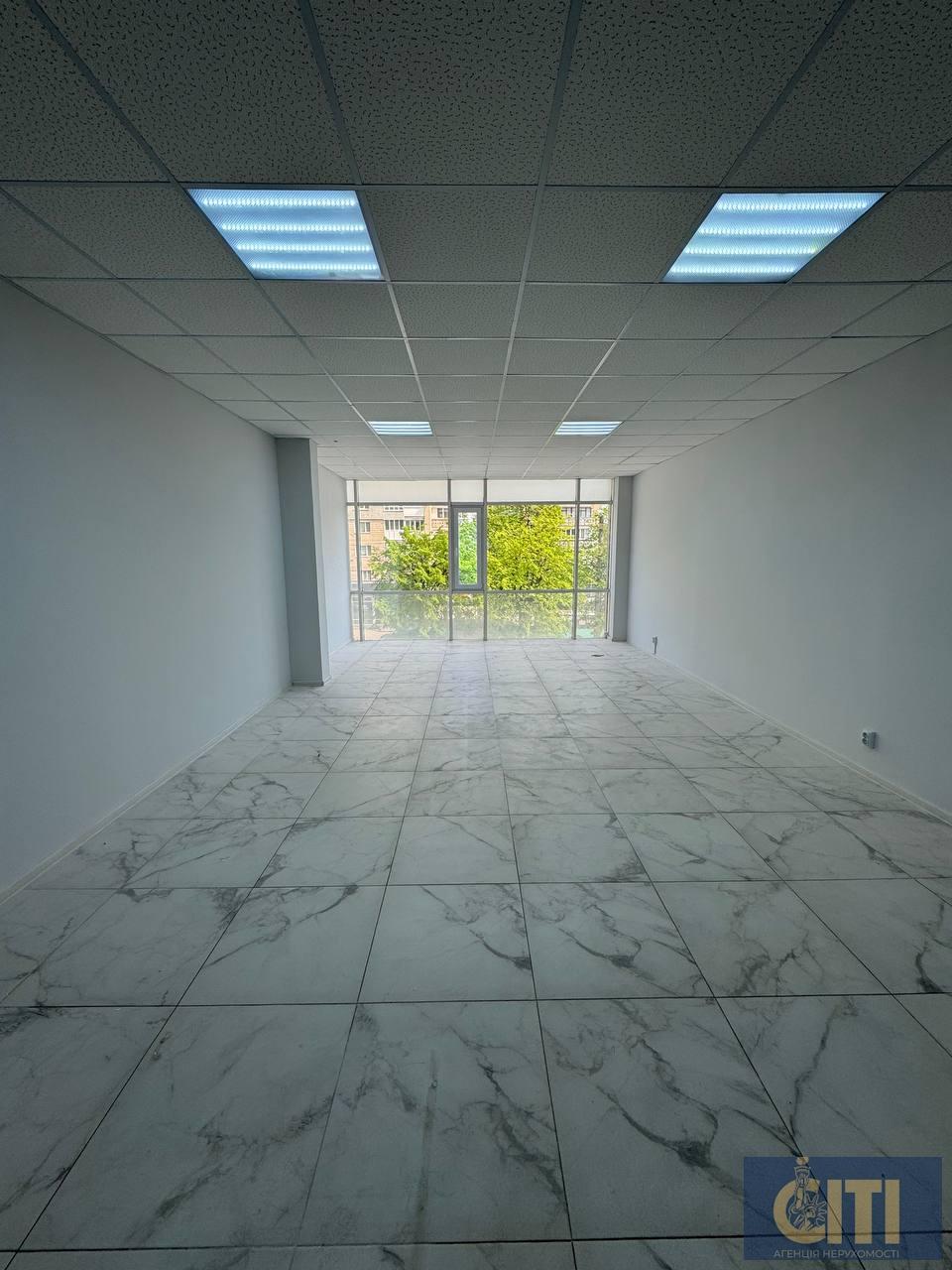 Space in the business center on ul. Peremogi, 25 m², on the 2nd floor.