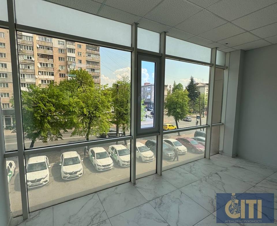 Приміщення в бізнес-центрі по вул. Перемоги, 43 м², на 2-му поверсі. Перемоги, 43 м², на 2-му поверсі.