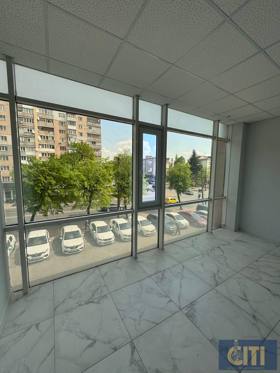 Приміщення в бізнес-центрі по вул. Перемоги, 43 м², на 2-му поверсі. Перемоги, 43 м², на 2-му поверсі.
