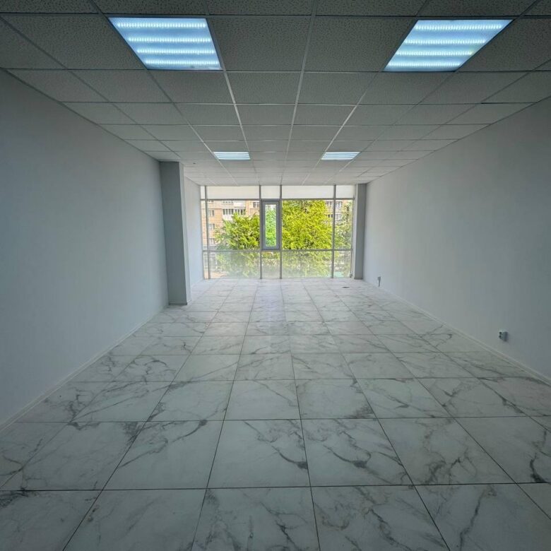 Приміщення у бізнес-центрі по вул. Перемоги, 43 м², на 2-му поверсі.