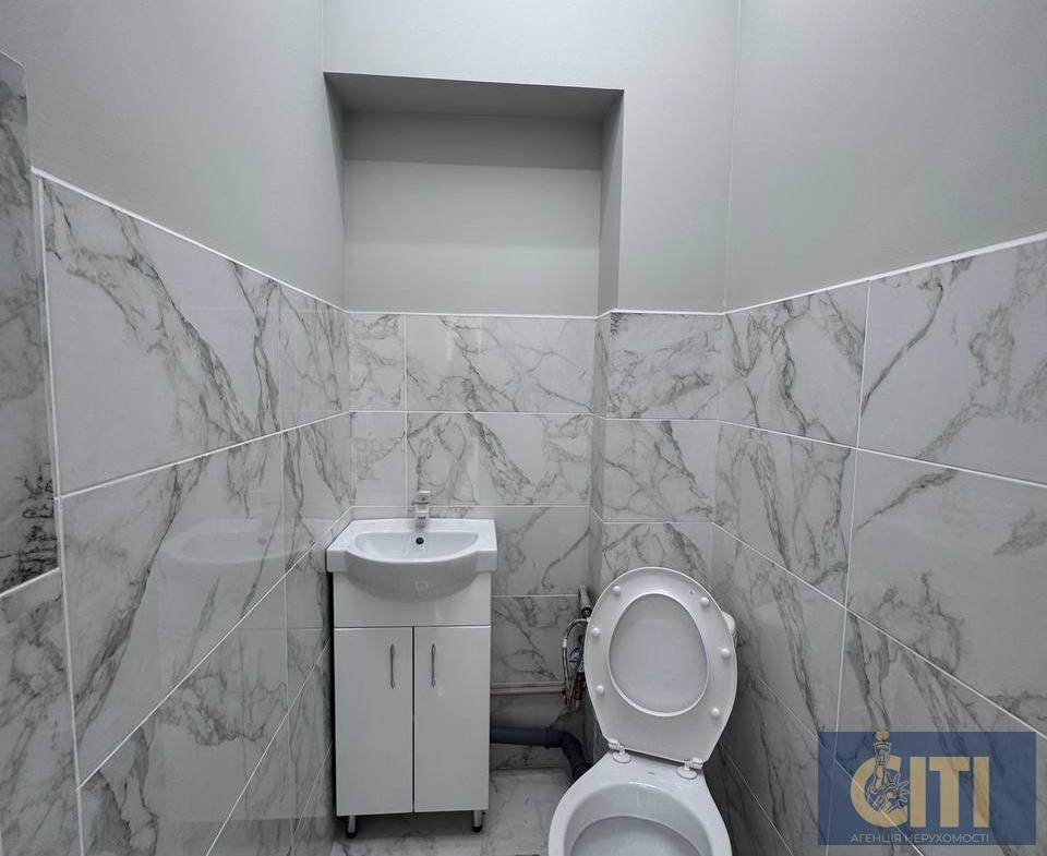 Приміщення в бізнес-центрі по вул. Перемоги, 52 м², простір типу open space на 2-му поверсі. Перемоги, 52 м², простір типу open space на 2-му поверсі.