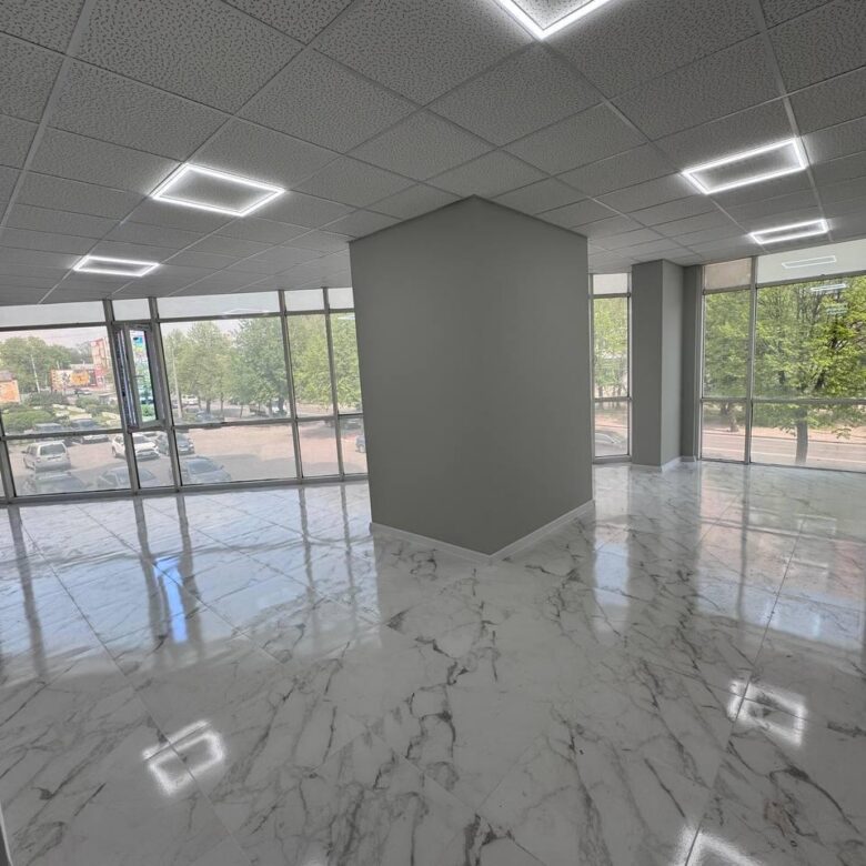 Приміщення у бізнес-центрі по вул. Перемоги, 52 м², простір типу open space на 2-му поверсі.