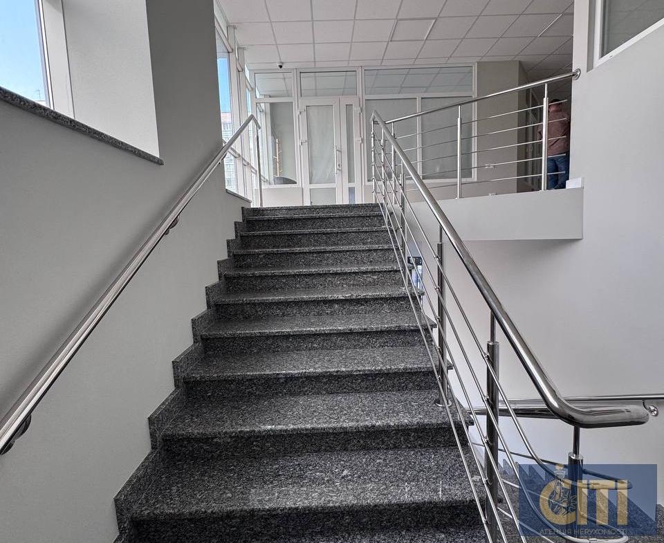 Space in business center on ul. Peremogi, 80 m², open space on the 2nd floor.