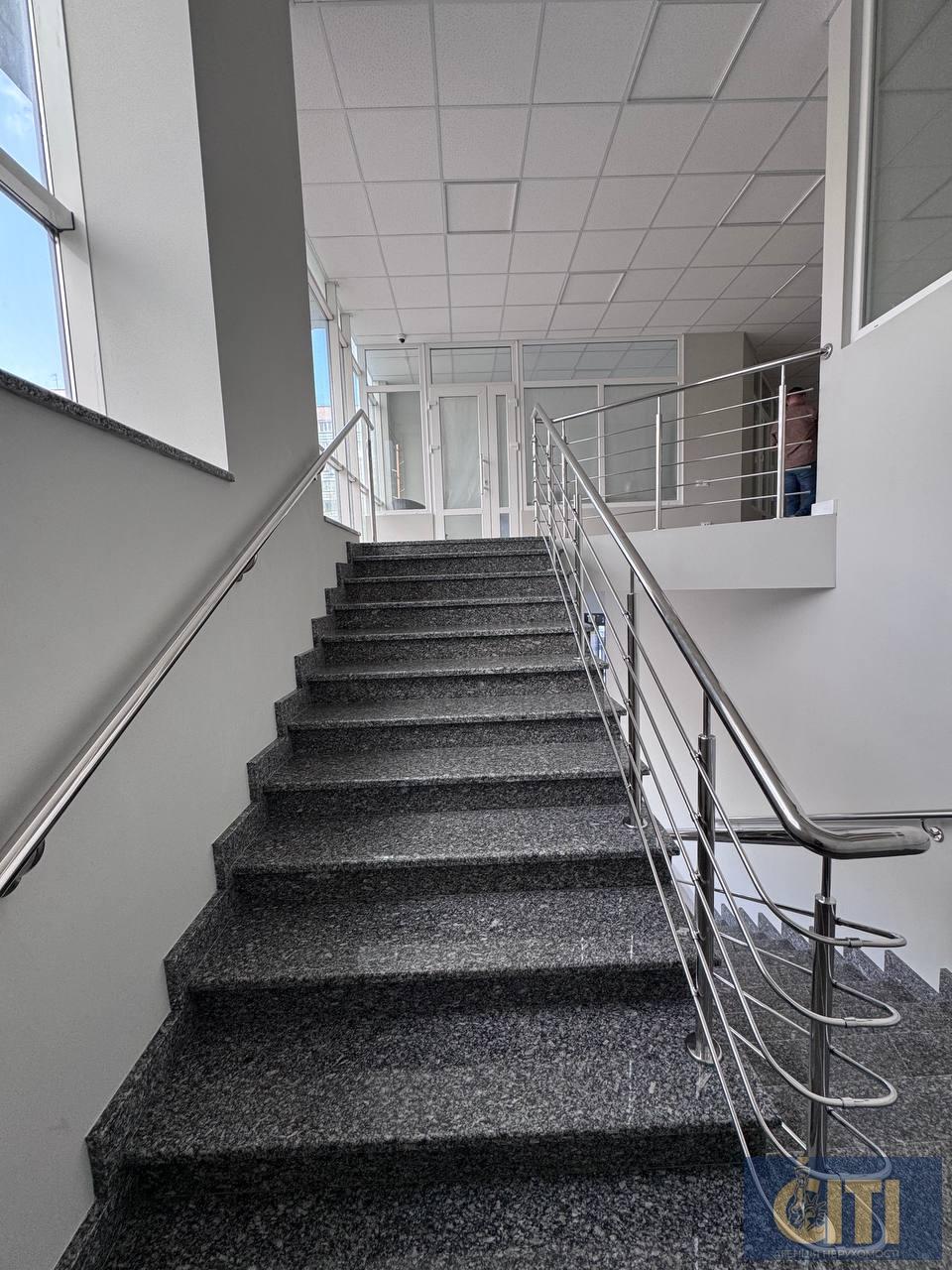 Space in business center on ul. Peremogi, 80 m², open space on the 2nd floor.