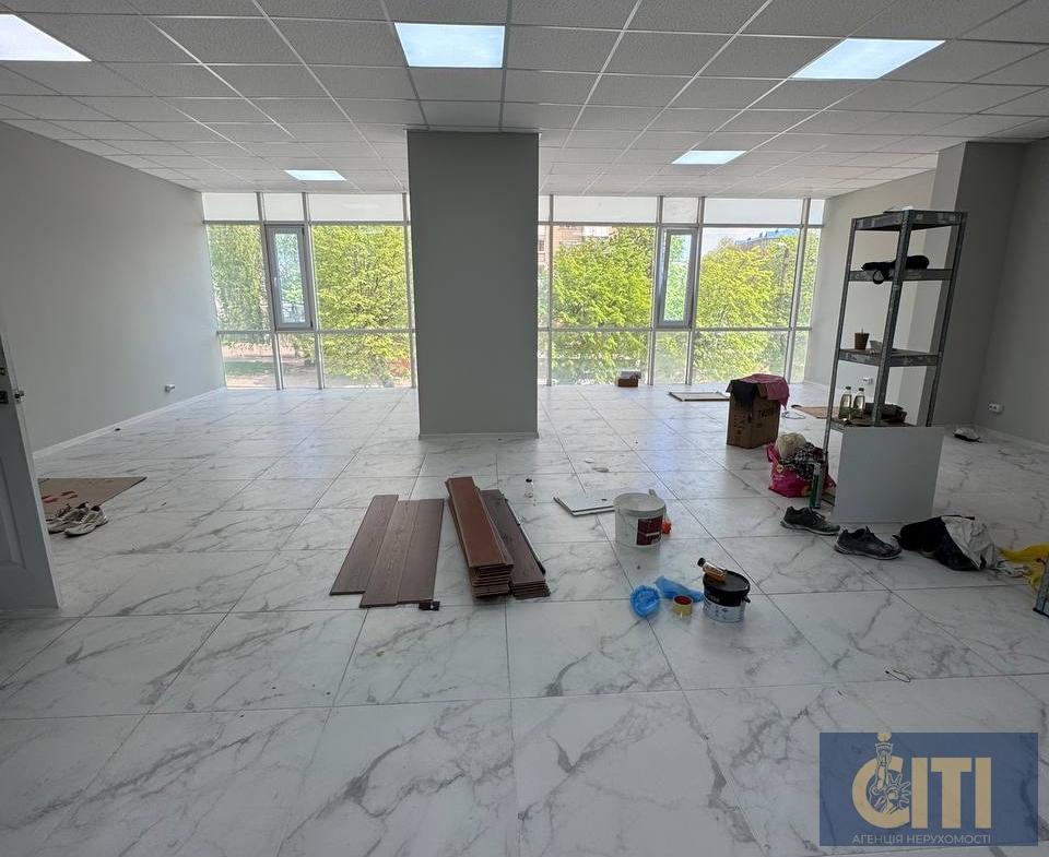Space in business center on ul. Peremogi, 80 m², open space on the 2nd floor.