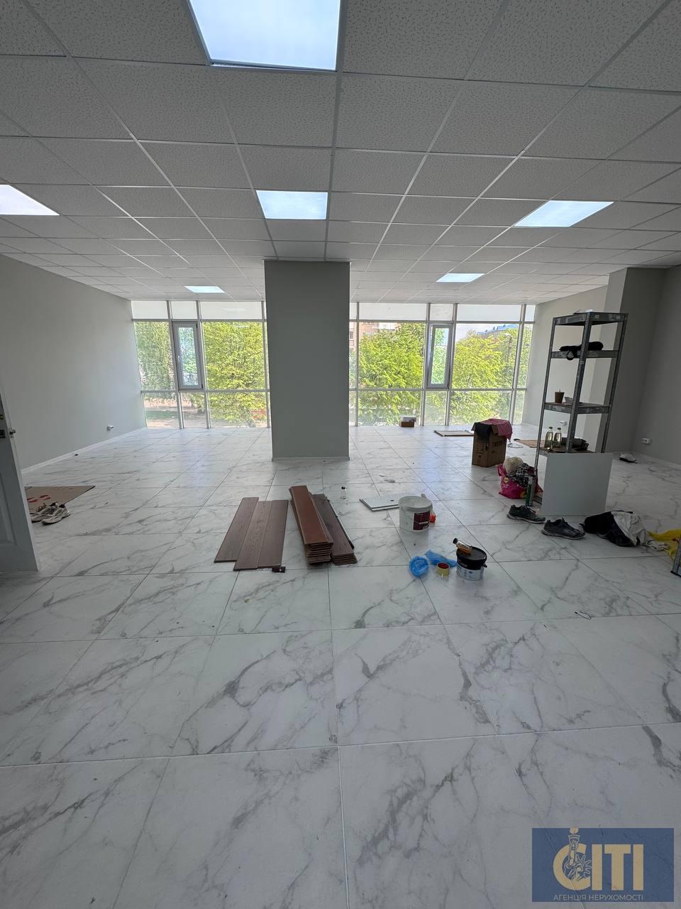 Space in business center on ul. Peremogi, 80 m², open space on the 2nd floor.