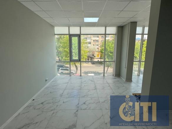 Space in business center on ul. Peremogi, 80 m², open space on the 2nd floor.