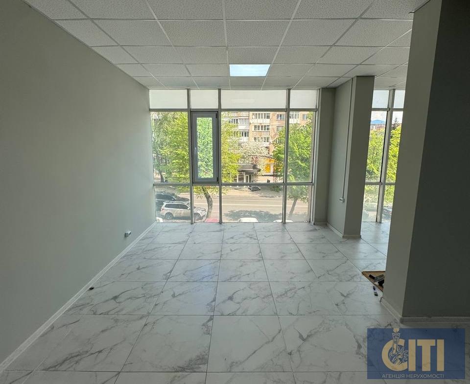 Space in business center on ul. Peremogi, 80 m², open space on the 2nd floor.