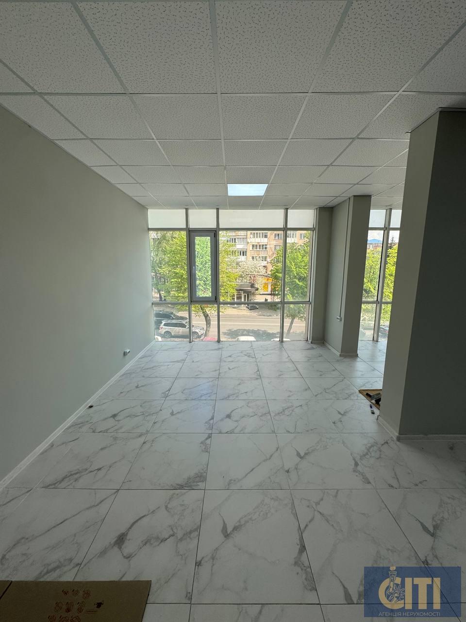 Space in business center on ul. Peremogi, 80 m², open space on the 2nd floor.