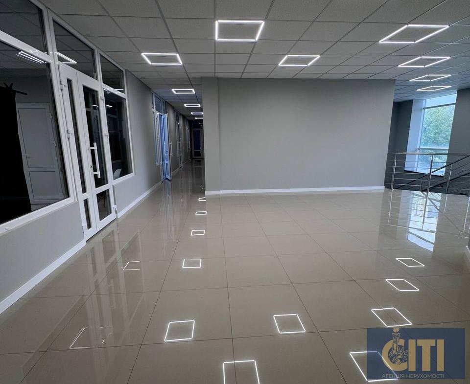 Space in business center on ul. Peremogi, 80 m², open space on the 2nd floor.