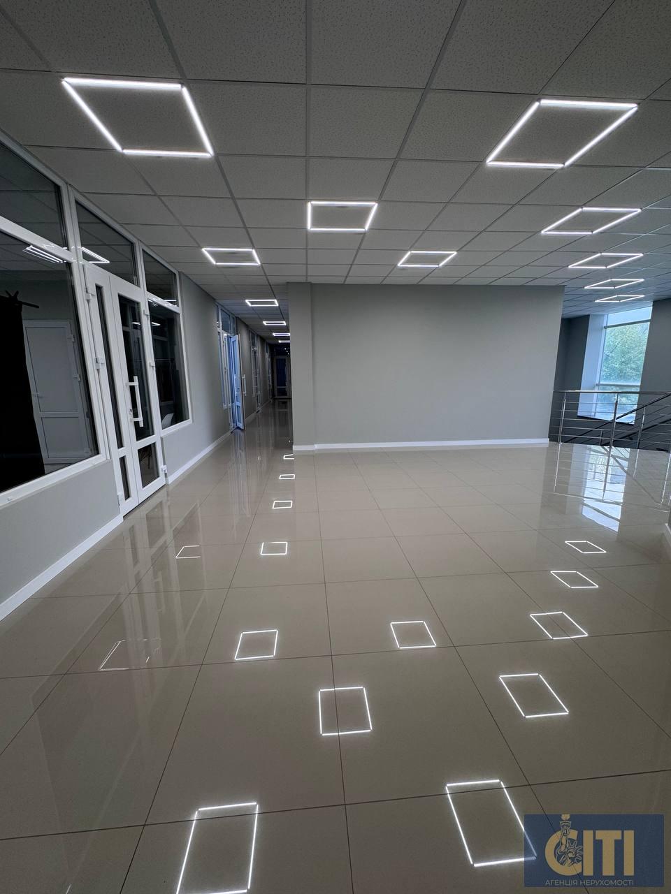 Space in business center on ul. Peremogi, 80 m², open space on the 2nd floor.