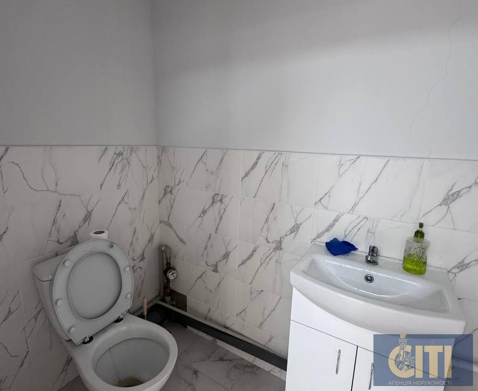 Space in business center on ul. Peremogi, 80 m², open space on the 2nd floor.