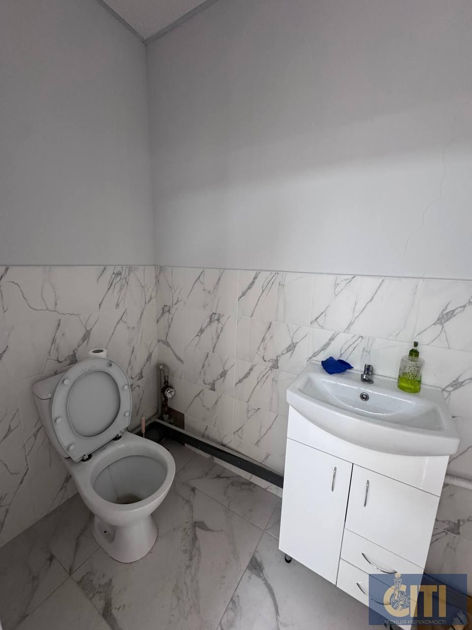 Приміщення у бізнес-центрі по вул. Перемоги, 80 м², простір типу open space на 2-му поверсі. Приміщення у бізнес-центрі по вул. Перемоги, 80 м², простір типу open space на 2-му поверсі.