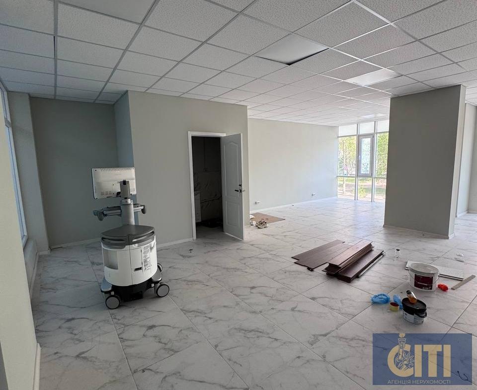 Space in business center on ul. Peremogi, 80 m², open space on the 2nd floor.