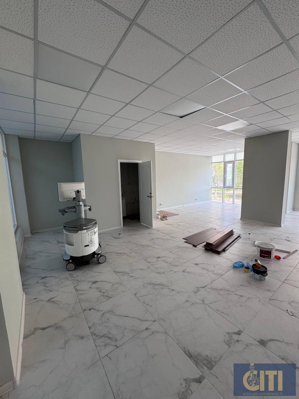 Space in business center on ul. Peremogi, 80 m², open space on the 2nd floor.