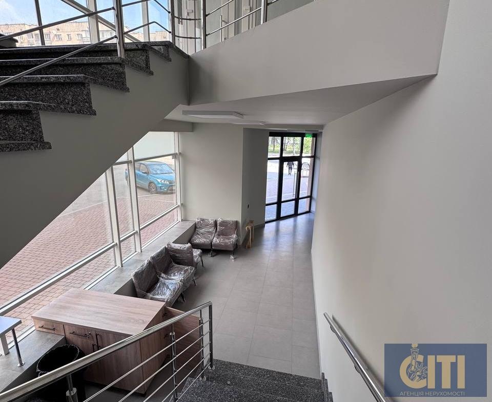 Space in business center on ul. Peremogi, 80 m², open space on the 2nd floor.