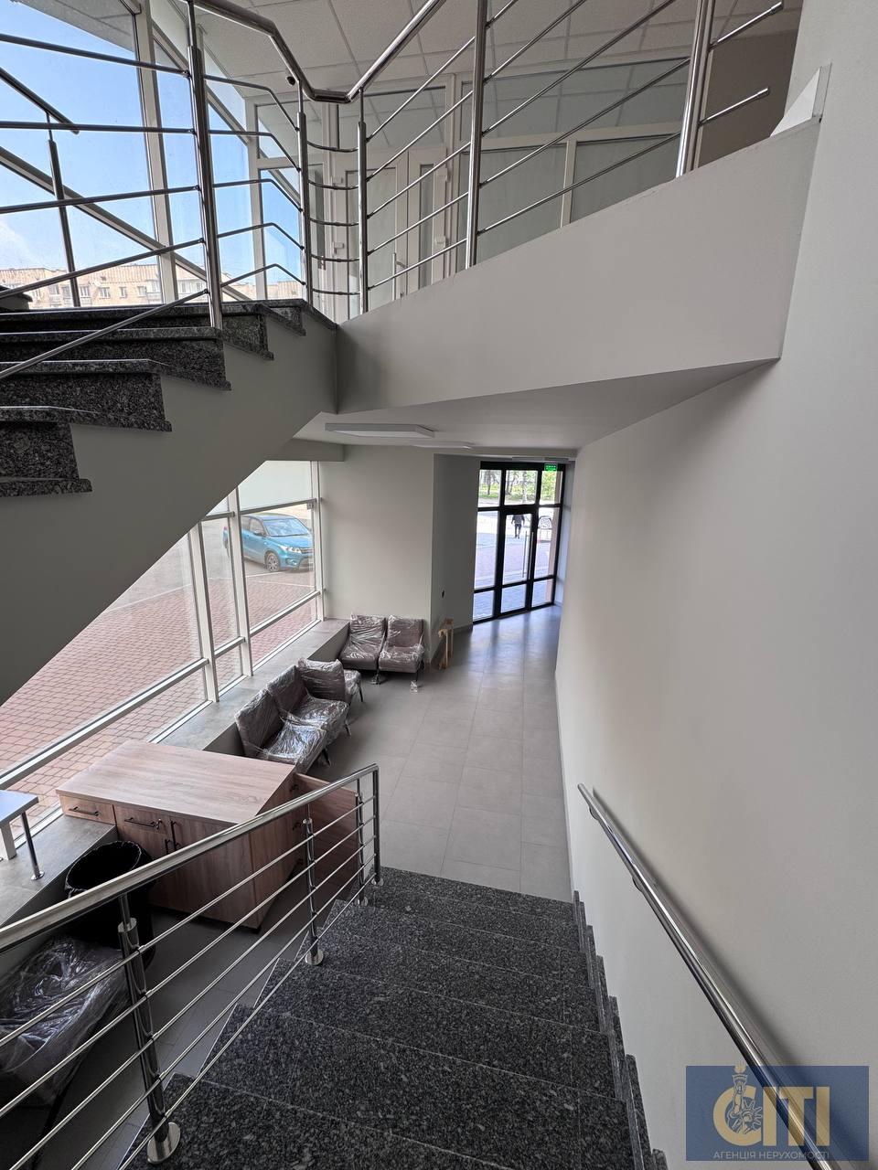 Space in business center on ul. Peremogi, 80 m², open space on the 2nd floor.