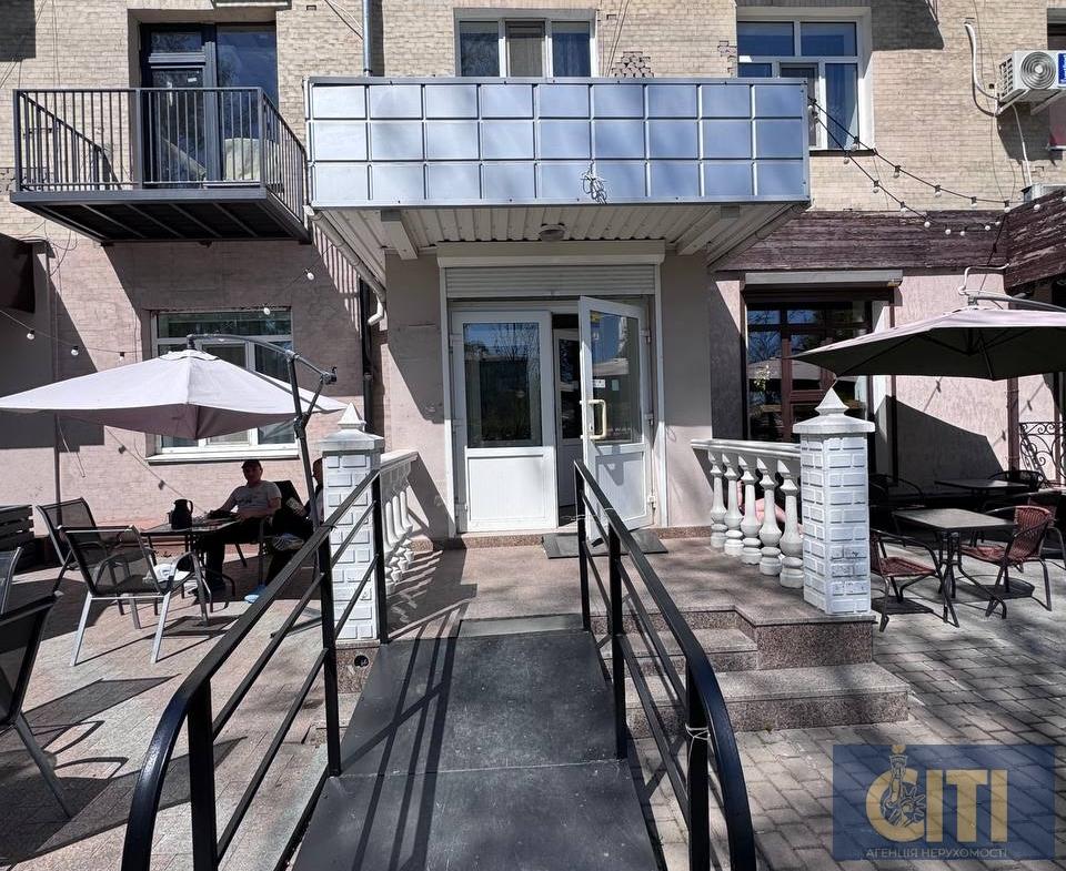 Приміщення у самому центрі міста — Небесної Сотні/Лятошинського, 57 м².