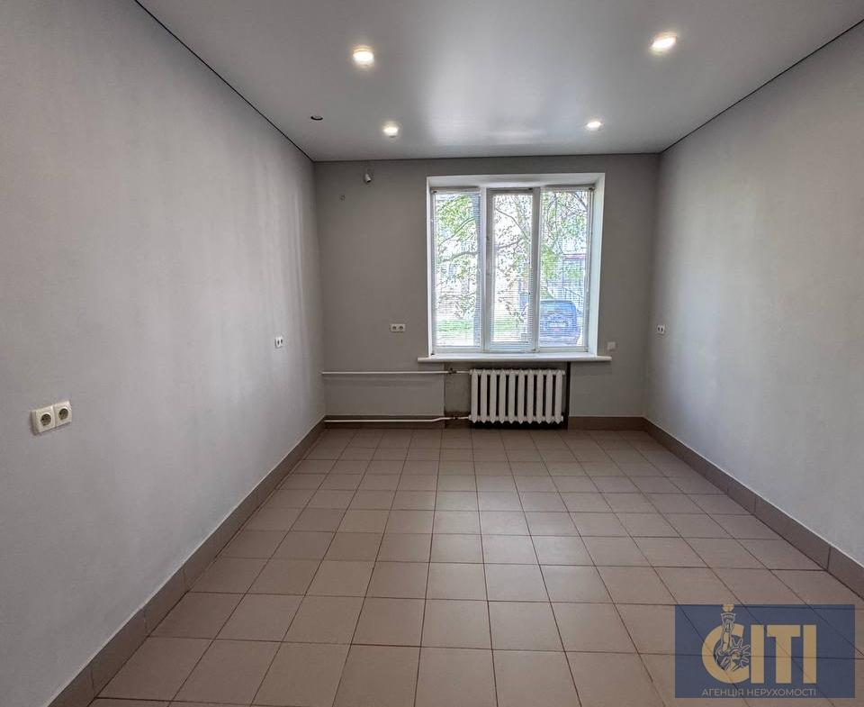 Приміщення у самому центрі міста — Небесної Сотні/Лятошинського, 57 м².