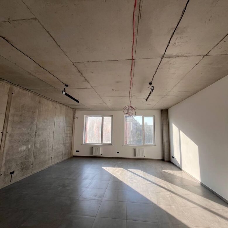 Приміщення в сучасному бізнес-центрі по вул. Київська, 50 м², на 3-му поверсі