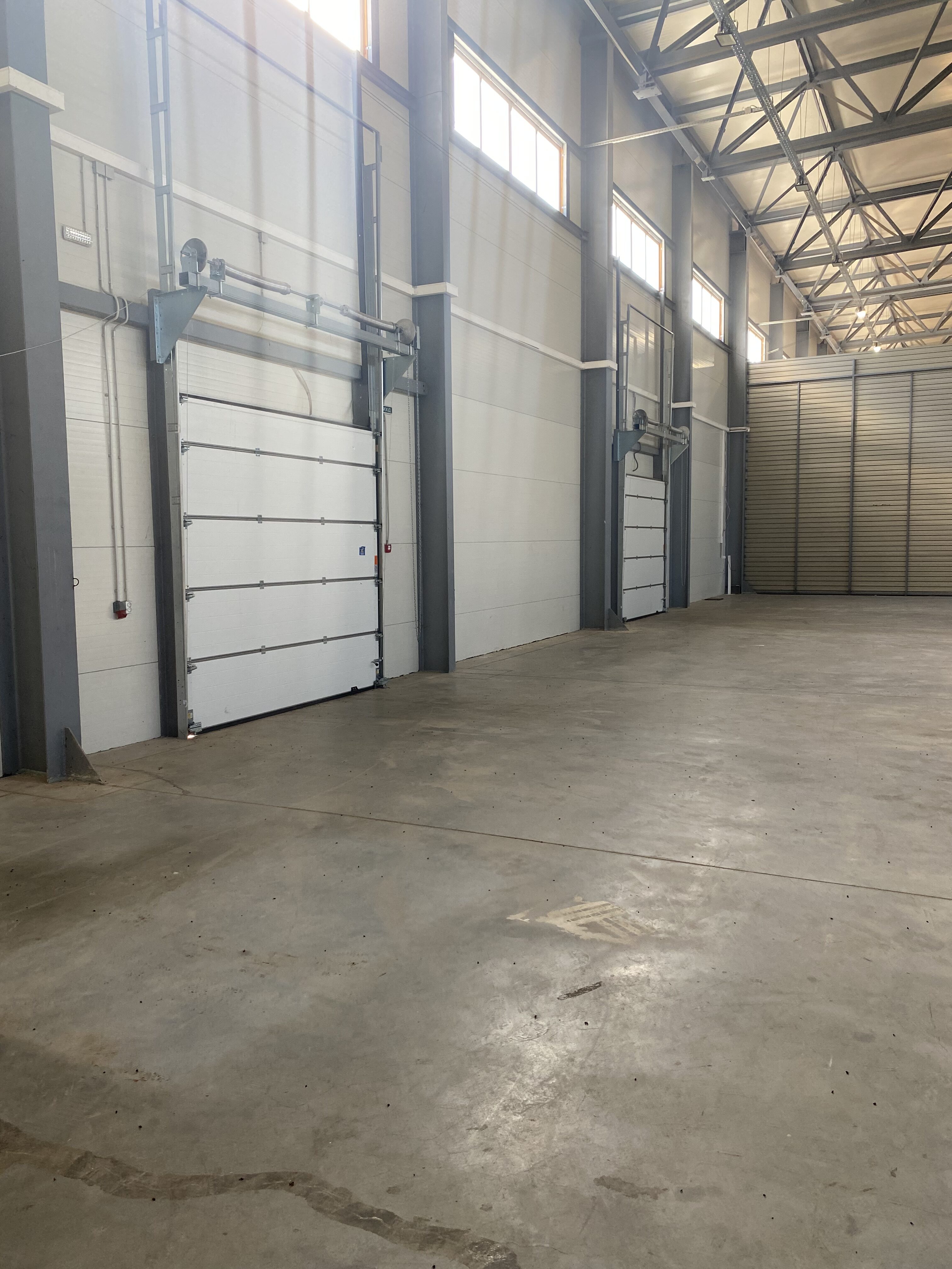 Здаються в оренду нові сучасні складські приміщення загальною площею 3827 кв.м.