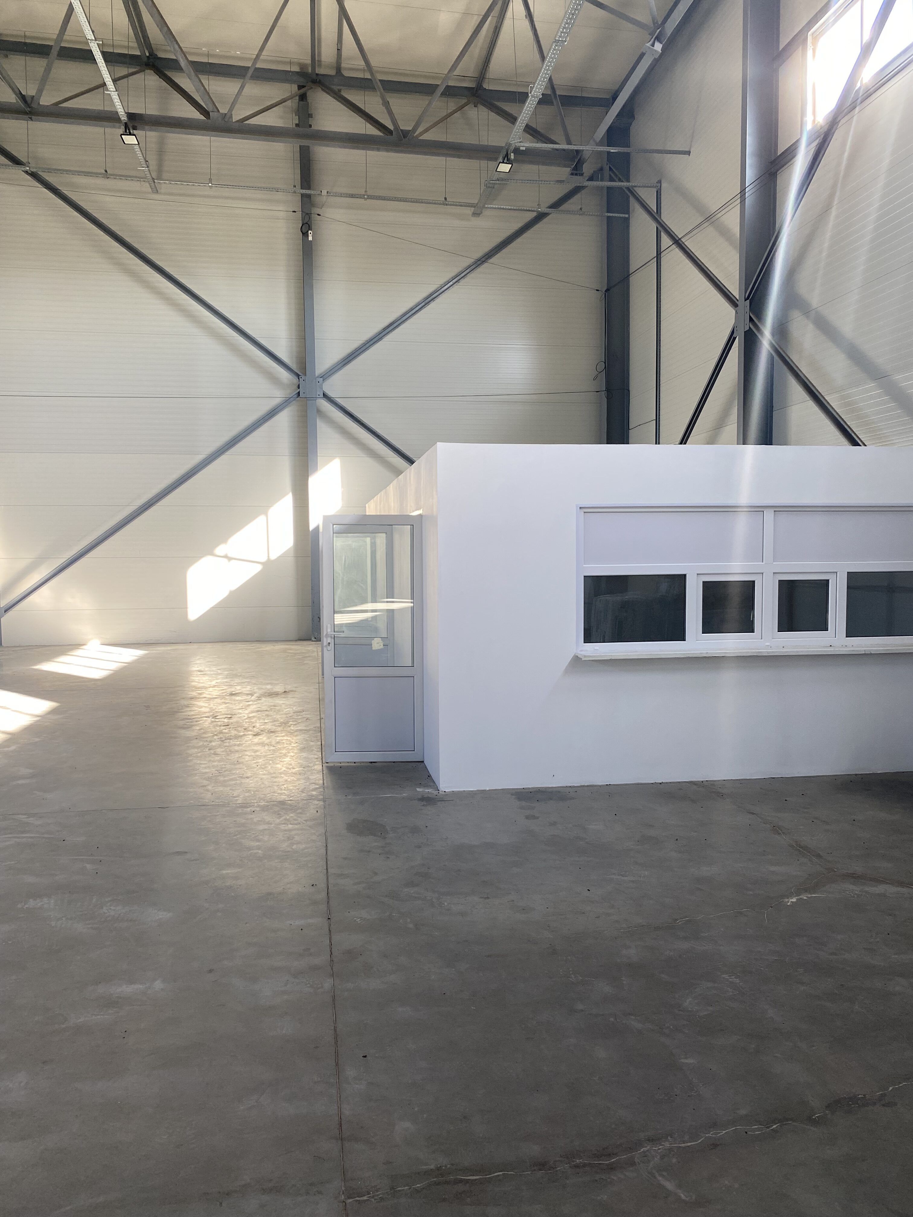 Здаються в оренду нові сучасні складські приміщення загальною площею 3827 кв.м.