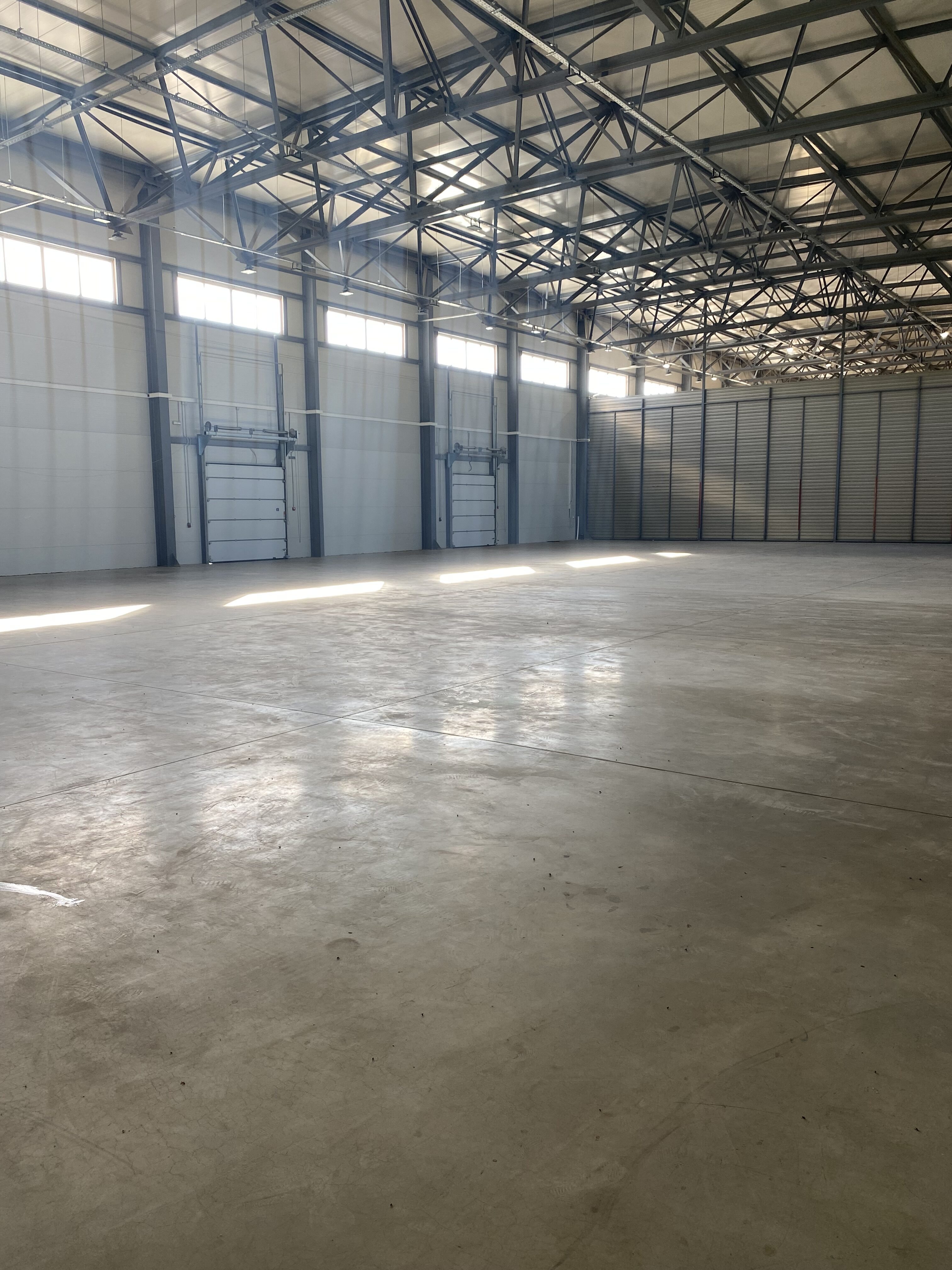 Здаються в оренду нові сучасні складські приміщення загальною площею 3827 кв.м.