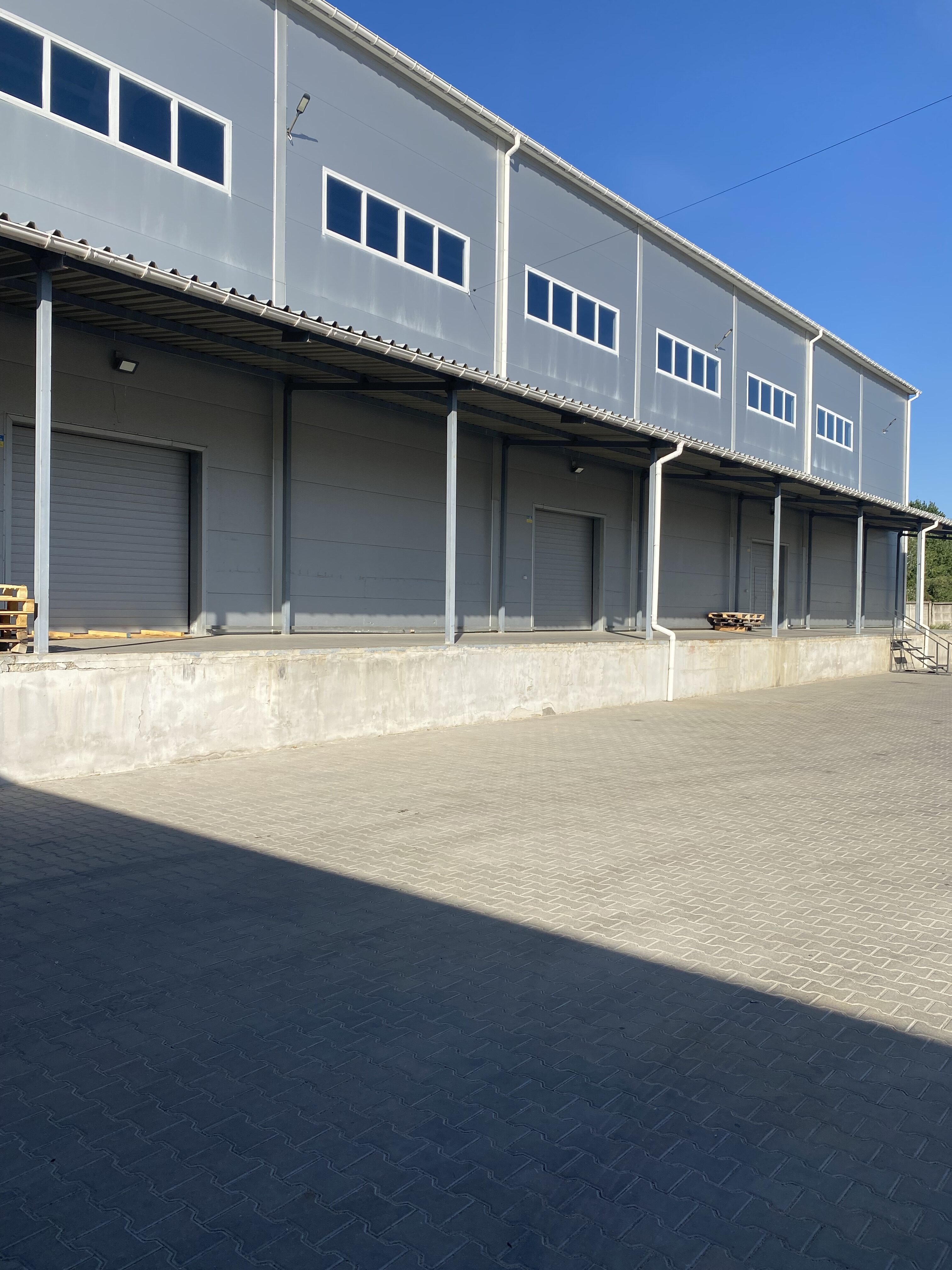 Здаються в оренду нові сучасні складські приміщення загальною площею 3827 кв.м.