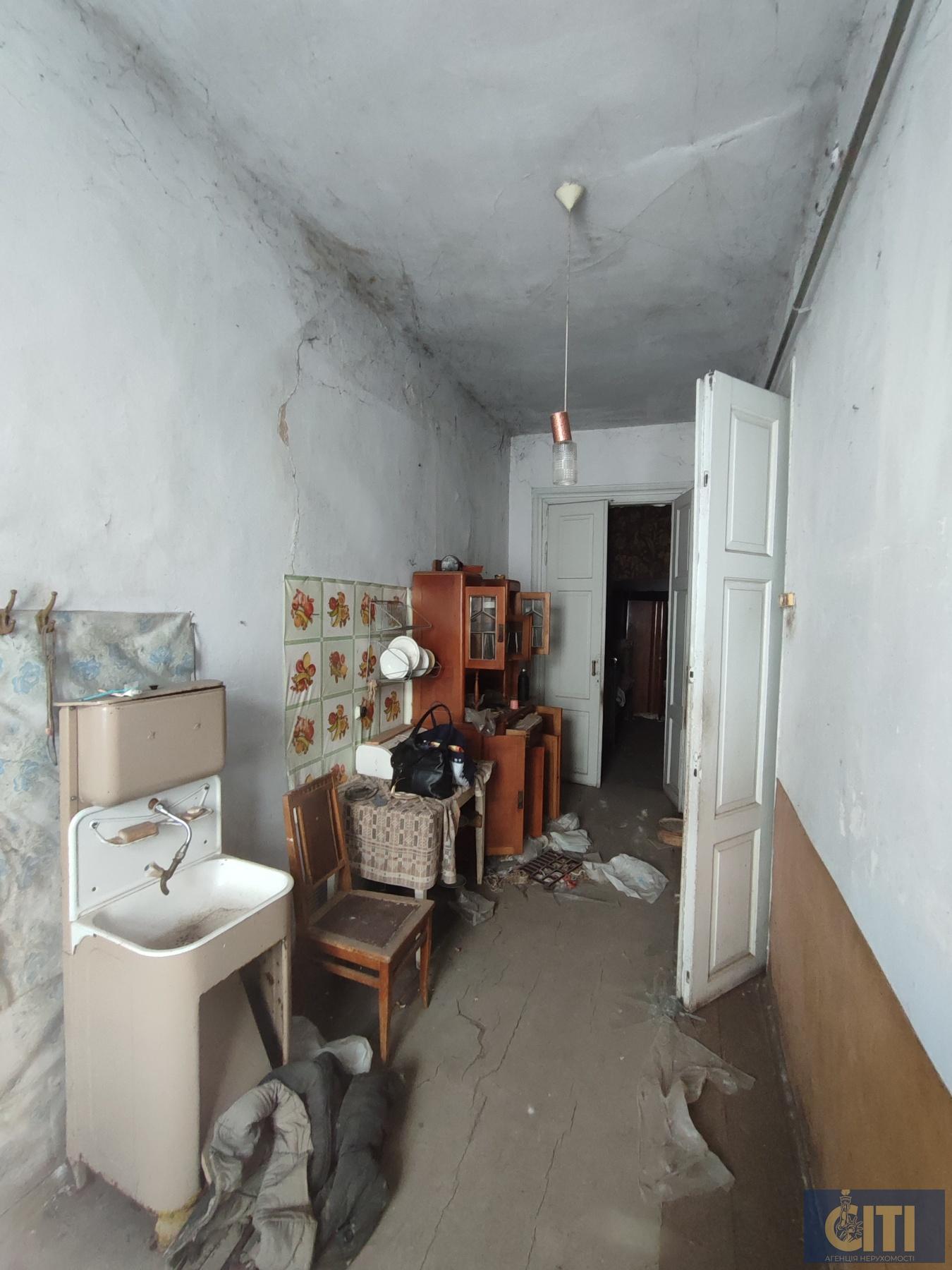 Продаж частини будинку з окремим входом, фасад, 5 вікон на вулицю, 92.7 кв.м.