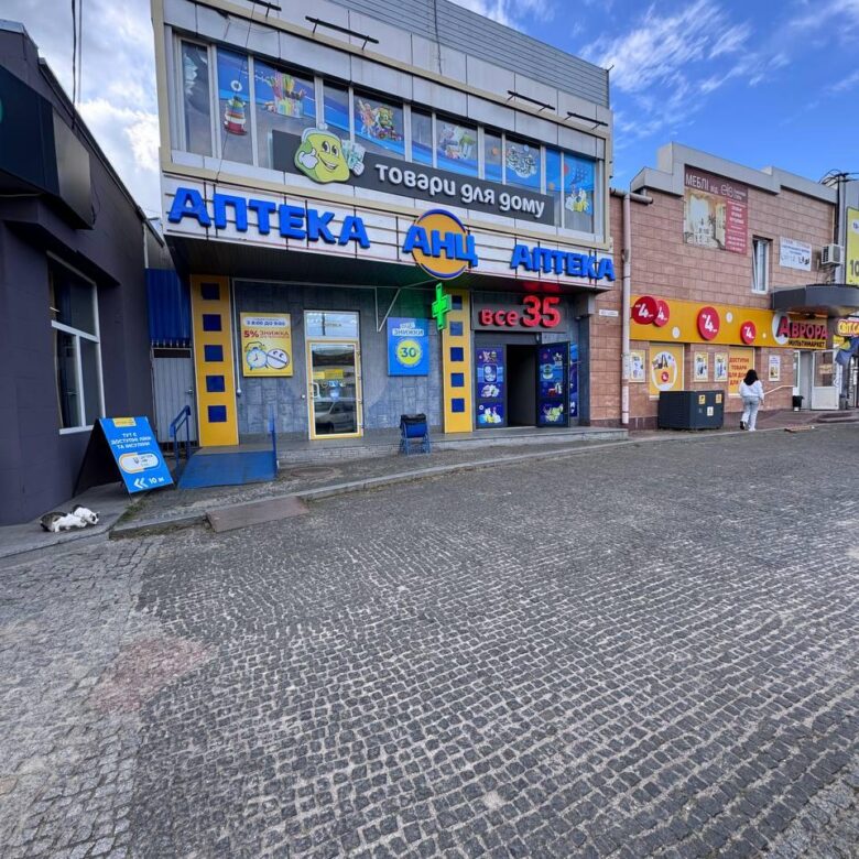 Продаж двоповерхового фасадного нежитлового приміщення, район Сінного ринку!