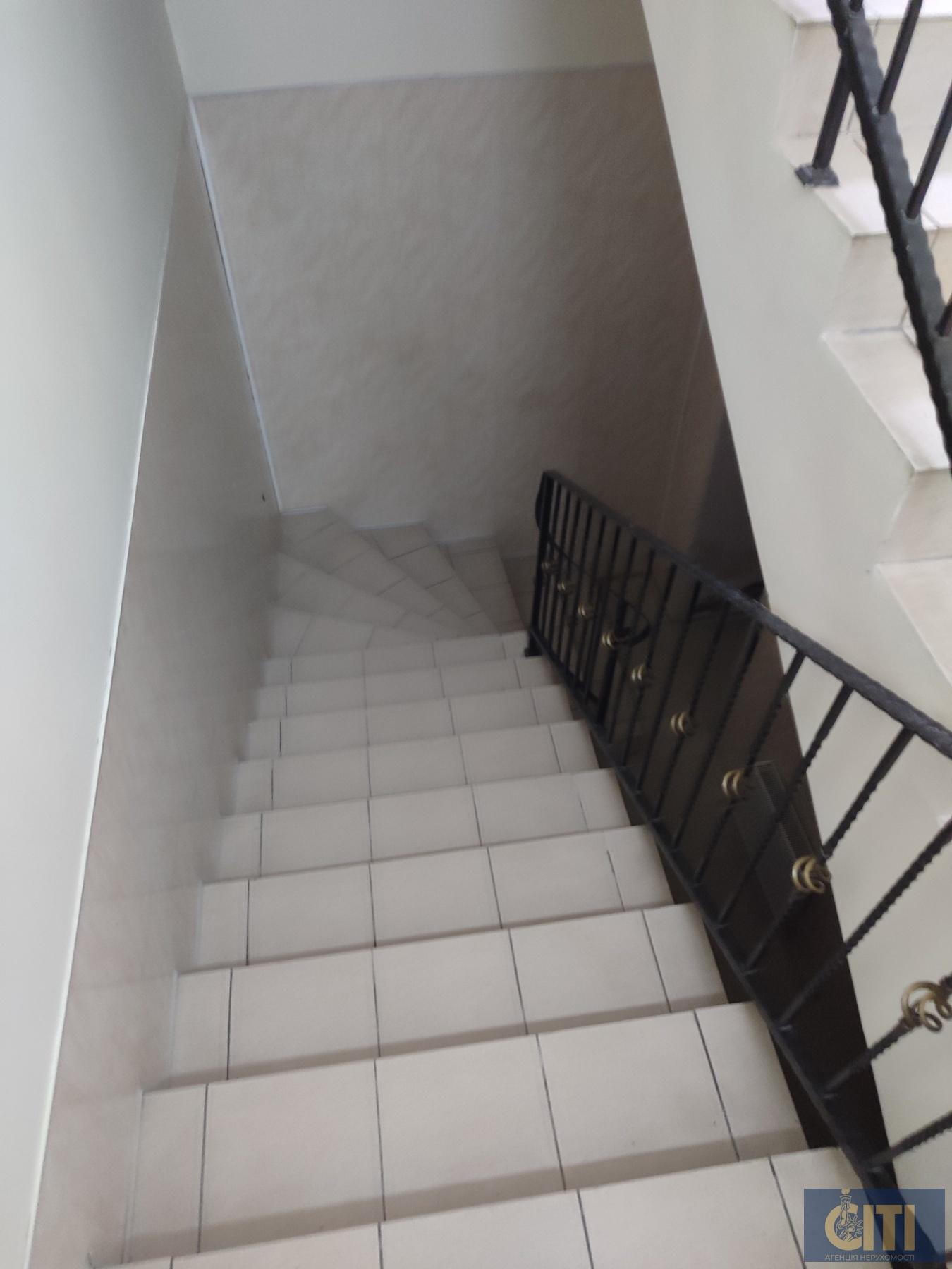 0-02-05-1705f2d9109999511ee0c2303c26c5ea4a2405f75f9f595bd3016494857610ef_f5b80d56705f384d Продається приміщення 800 кв.м. у центрі Житомира, район майдану Короленка