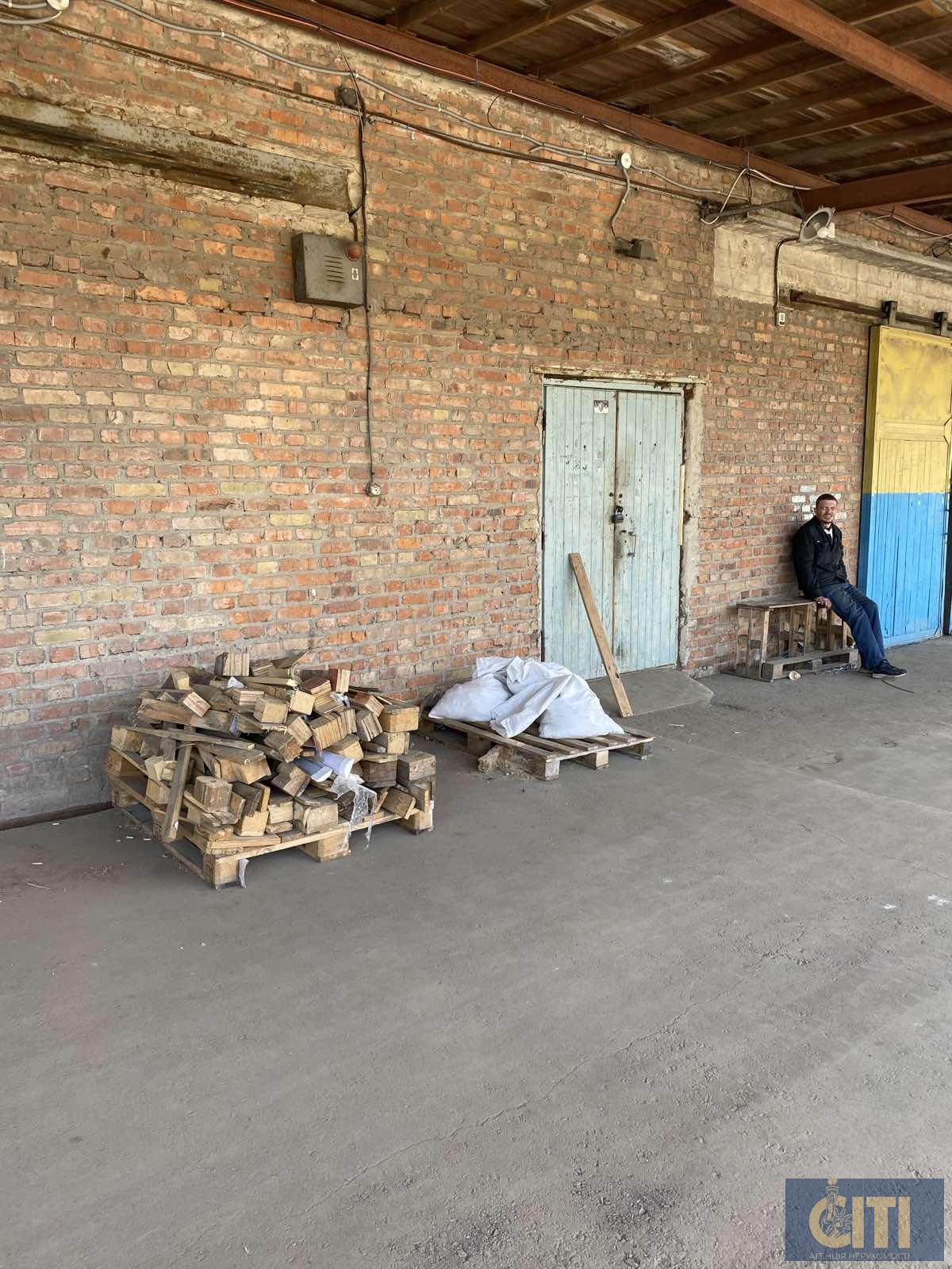 Оренда складу з рампою, 202 кв.м., вул. Кооперативна