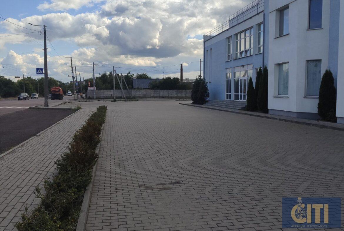Триповерховий офісно-спортивний комплекс, 6000 m²