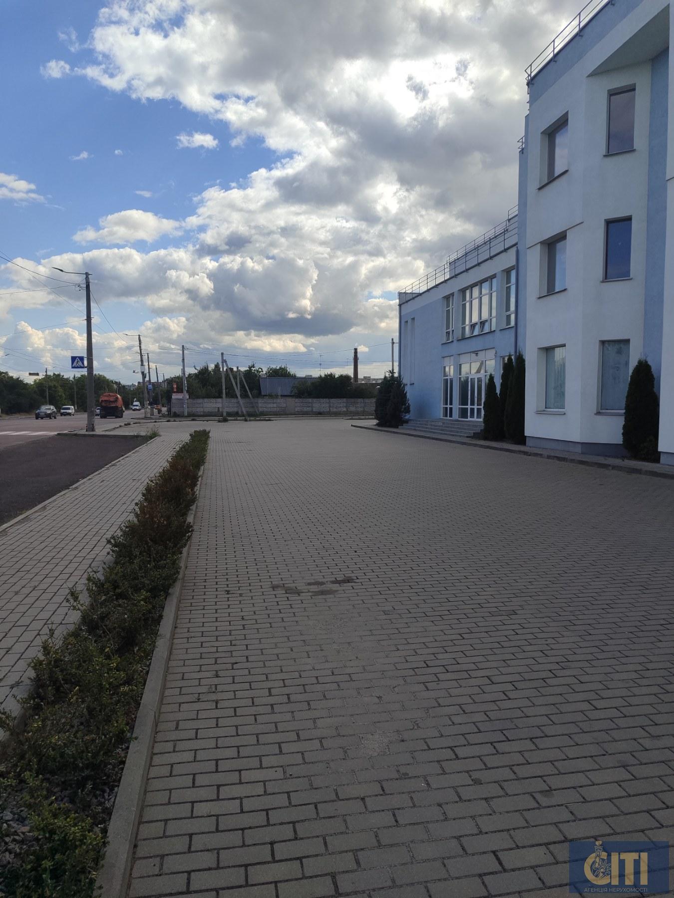 Триповерховий офісно-спортивний комплекс, 6000 m²