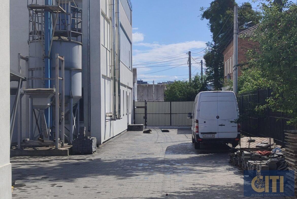 Триповерховий офісно-спортивний комплекс, 6000 m²